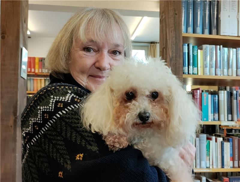 Bücherei Horneburg: Wie Tonies und Eule Luka Kinder zum Lesen animieren Bibliotheksleiterin Annette Kokott mit Büchereihündin Maudy. Foto: Lohmann