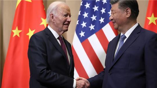 Biden begrüßt Xi.