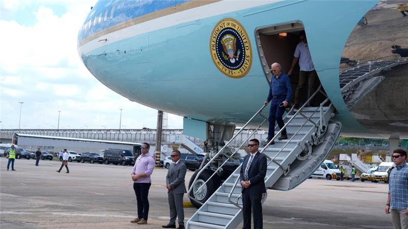 Biden landet auf den Flughafen von Manaus.