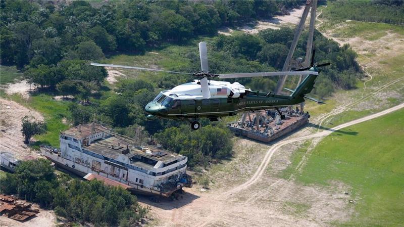 Biden schaut sich den Amazonas aus der Luft an.