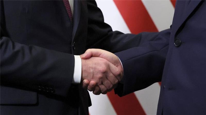 Chinas Xi will mit Trump-Regierung zusammenarbeiten Biden und Xi geben sich die Hand.