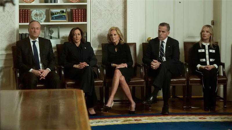 Bidens Vize Kamala Harris, First Lady Jill Biden und andere Vertraute verfolgten die Rede im Oval Office. 