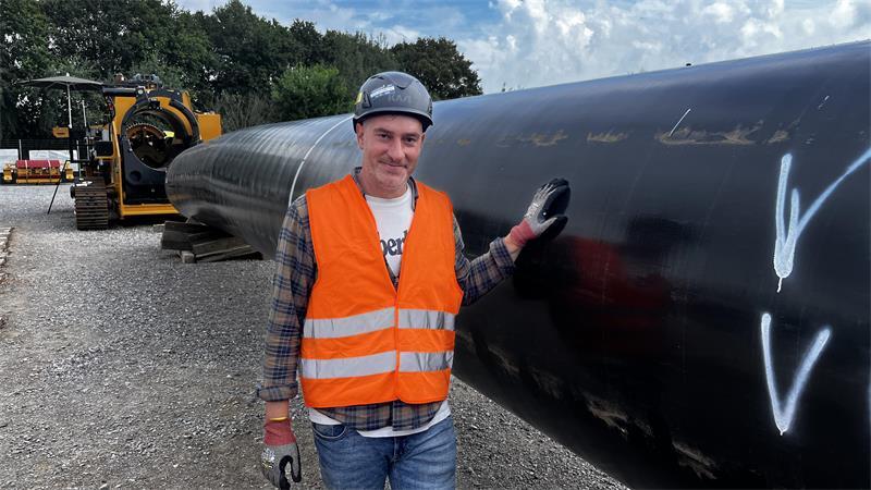 Mega-Bauprojekt: 7 spannende Fakten zur neuen Gaspipeline im Kreis Stade Biegemeister Bruno Trifone am Stahlrohr, hinter ihm die Biegemaschine.