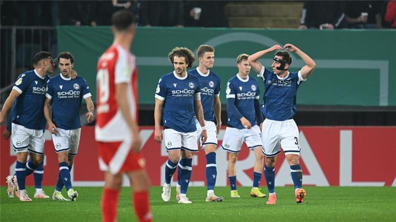 Union Berlin fliegt nach 0:2 in Bielefeld aus dem Pokal Bielefeld jubelt, Union ärgert sich.