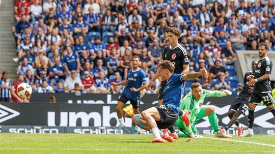 Bielefelds Dreierpacker Joel Grodowski (vorne) schiebt den Ball zum 1:0 über die Torlinie.