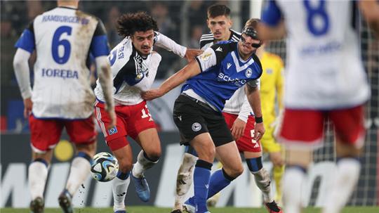 Bielefelds Fabian Klos (Mitte) umzingelt von der HSV-Defensive.