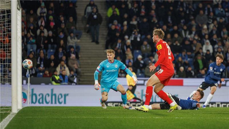 Bielefelds Leon Schneider grätscht den Ball zum 0:1 ins eigene Tor. 