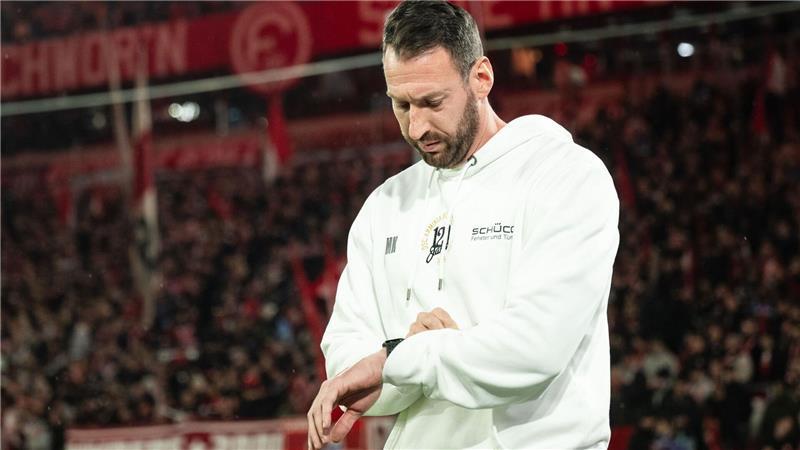 Bielefelds Trainer Kniat verpasst einen Punkt mit Arminia in Düsseldorf.