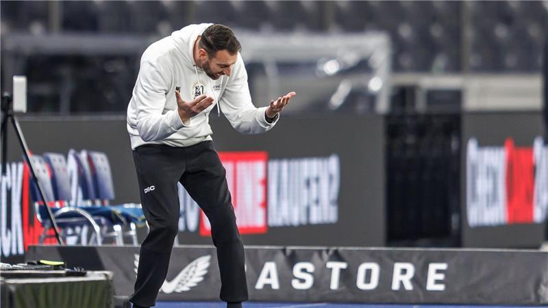 Bielefelds Trainer Mitch Kniat verzweifelte teilweise am Seitenrand. 