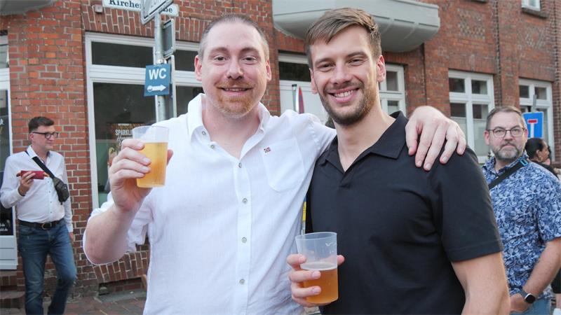 Süße Männer, trockener Wein: Buxtehuder Weinfest sorgt für Schmunzler Bier gibt es nur als „Pause“ bei Zane und Luca. Die beiden stammen aus Italien, der Arbeit wegen leben sie in Norddeutschland. Beim Weinfest sind sie zum zweiten Mal, weil ihnen das entspannte Feiern mit deutschem Publikum gefällt.
