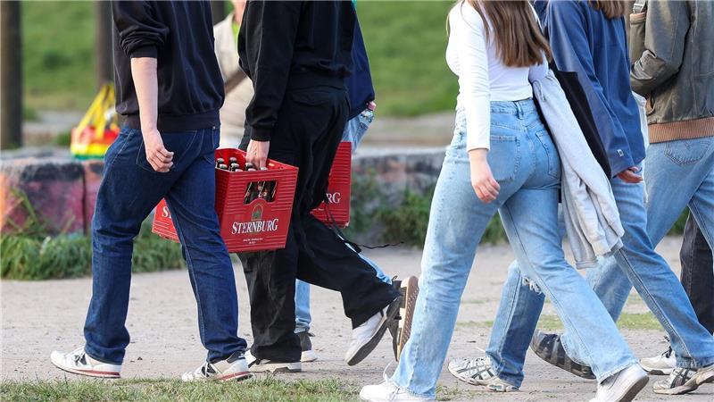 Kein Bier für 14-Jährige - Mehrheit wünscht strengere Regeln Bier und Wein darf man in Deutschland ab 16 Jahren trinken, laut einer Umfrage wünschen sich 52 Prozent eine Anhebung dieser Altersgrenze. (Symbolbild)