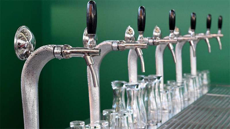 Bier verkauft sich nicht mehr so selbstverständlich wie früher. In der Folge schließen immer mehr Brauereien. (Illustration)