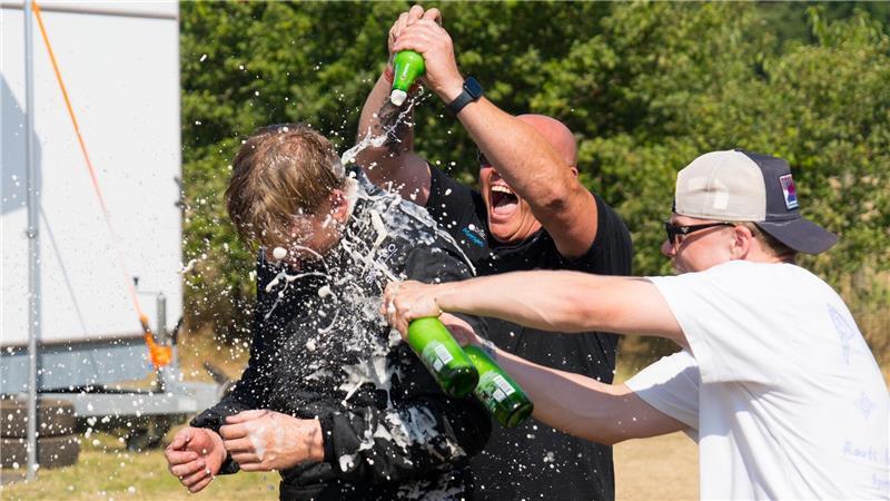 Bierdusche nach dem Sieg im Finale: Mats Jonas gewinnt in Belgien.