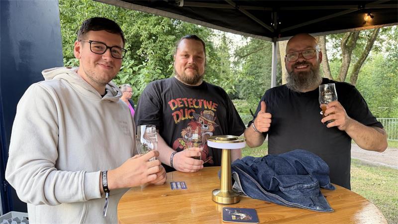 Bierkenner und ehemalige Arbeitskollegen (von links): Stefan Emiljanov, Marvin Krause und Mathias Jarck favorisieren das Hecht-Bier aus Hechthausen.