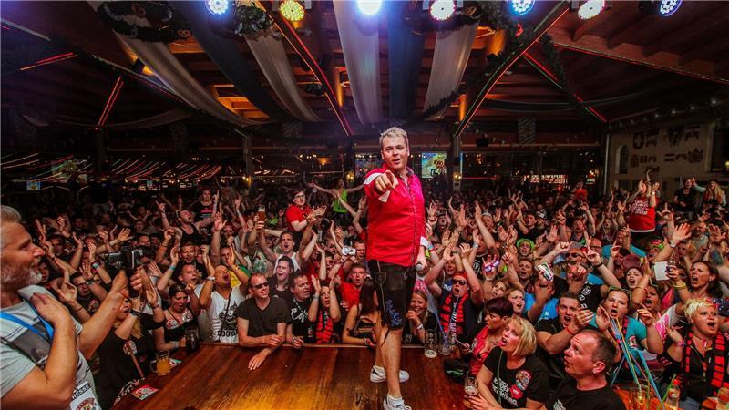 Nur noch Liebe: Streit um Partyhit „Mon Amour“ beigelegt „Bierkönig“-Sänger Tobee landet mit seiner Partyversion einen der Sommerhits am Ballermann. (Archivbild)