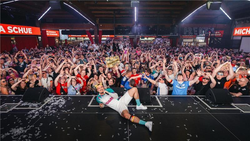 Bierkönig statt Bolzplatz: Micha Schue tritt stets im Trikot auf.