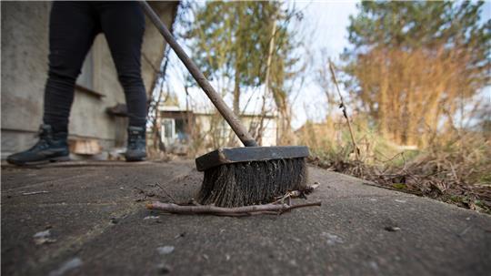 Bieten Fremde unangemeldet Reinigungsarbeiten am Haus an, sollte man diese nie spontan beauftragen.