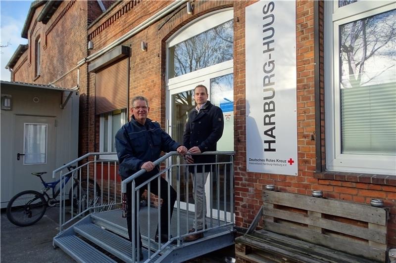 Bieten Obdachlosen ein Dach über dem Kopf: Sozialpädagoge Henning Eberhardt (links) und Einrichtungsleiter Thorben Goebel-Hansen . Foto: Lepél