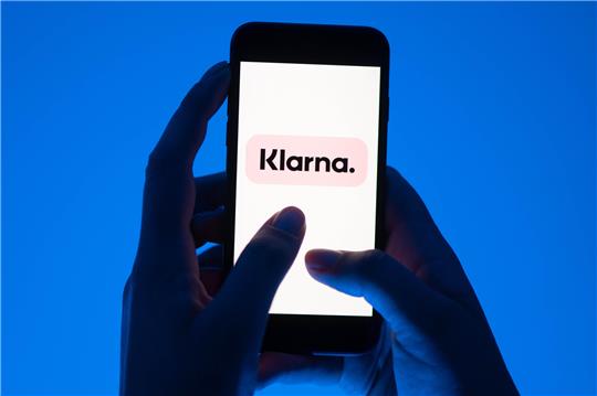 Bietet ein Onlineshop eine Klarna-Bezahlung an, sollte man genau im Blick haben, auf welche Webseite man dabei weitergeleitet wird. Foto: Sebastian Kahnert/dpa/dpa-tmn