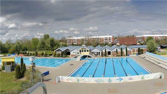 Bietet viele Möglichkeiten: das Bützflether Freibad. Jetzt bleibt es erst einmal geschlossen.