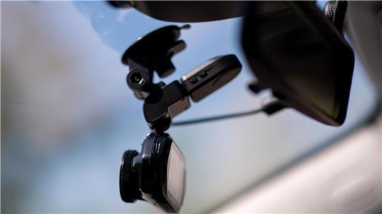 Big Brother? Nun nicht ganz, für Dashcams gibt es vieles zu beachten, ihr Einsatz und die Verwertung der Aufnahmen ist rechtlich kompliziert.
