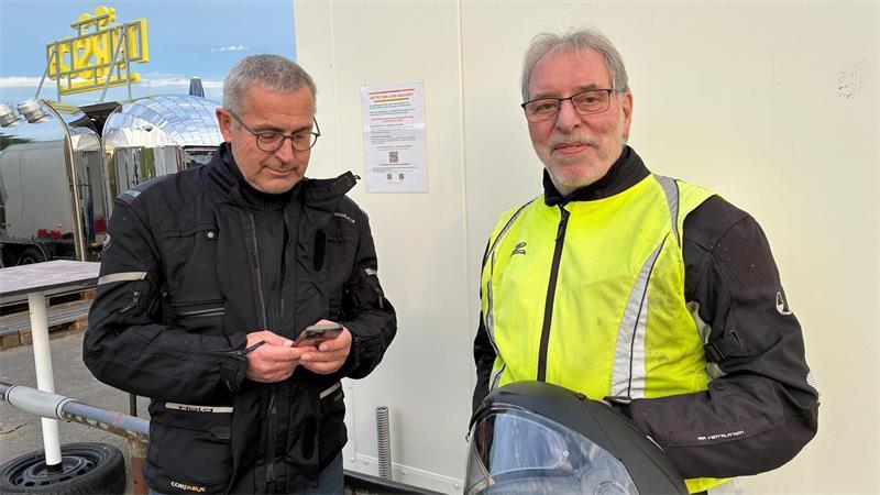 Park-Abzocke am Lühe-Anleger in Grünendeich? Biker starten Petition Biker Detlev Mehrtens und Manfred Feldmann aus Zeven unterstützen die Petition.