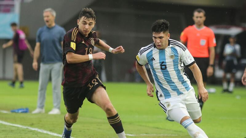 Bilal Yalcinkaya (l) aus Deutschland gegen Juan Villalba aus Argentinien.