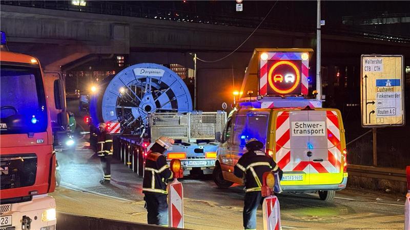 Schwertransport blockiert A7-Abfahrt - Verletzte bei Lkw-Unfällen auf A1