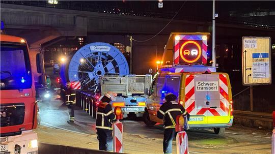 Schwertransport blockiert A7-Abfahrt - Verletzte bei Lkw-Unfällen auf A1