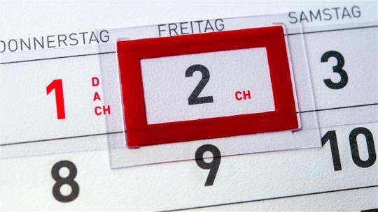 Ein Kalender zeigt Freitag, den 2.