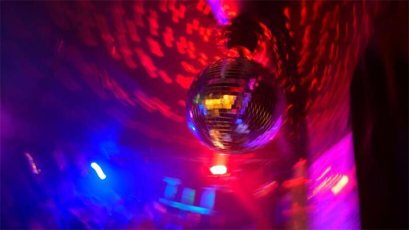 Verbote an Karfreitag: Sind sie noch zeitgemäß? Eine Discokugel hängt in einer Diskothek.