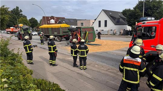 Der Anhänger eines Treckers ist am Montagmorgen auf der B74 in Neugraben-Fischbek umgekippt und hat tonnenweise Getreide verloren.