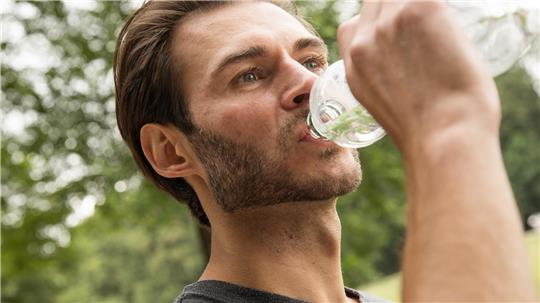 Wenn das Wasser aus der PET-Flasche komisch schmeckt
