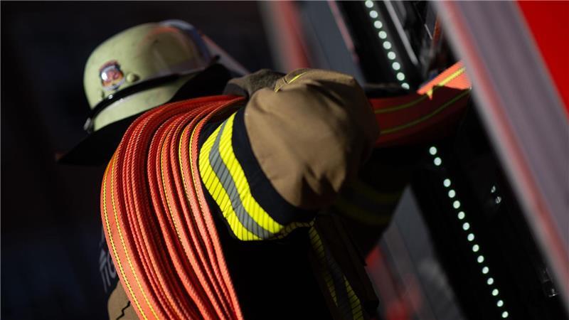 Feuerwehreinsatz auf A39: Wohnmobil steht in Flammen