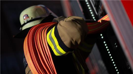 Feuerwehreinsatz auf A39: Wohnmobil steht in Flammen