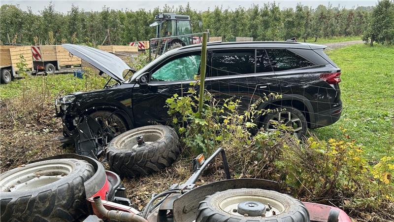K49: Autofahrer übersieht Ernte-Trecker - 21-Jähriger schwer verletzt