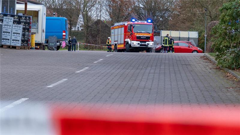 Radioaktiv? Paket löst Großeinsatz vor Supermarkt in Hollenstedt aus