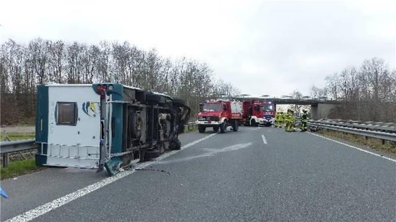 Wohnmobil überschlägt sich auf A27 – Karambolage auf A1
