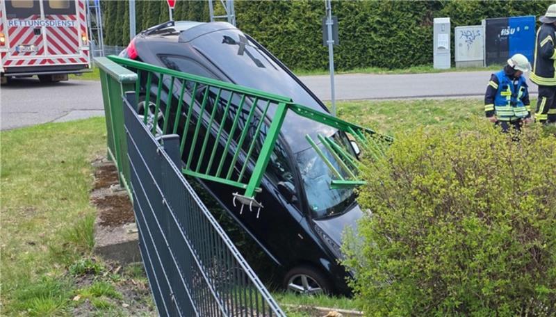 Audi-Fahrer durchbricht Brückengeländer und landet in Kanal