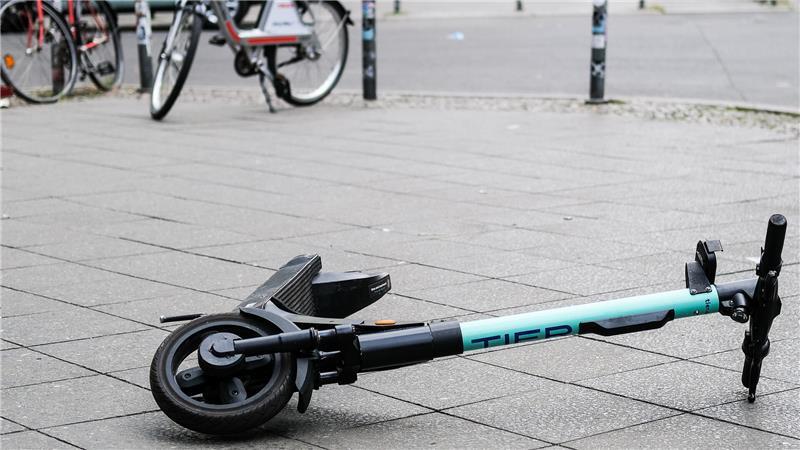Unfall in Harsefeld: Betrunkener E-Scooter-Fahrer geht auf Polizisten los