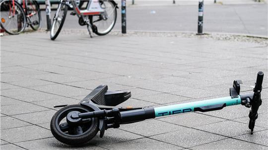 Unfall in Harsefeld: Betrunkener E-Scooter-Fahrer geht auf Polizisten los