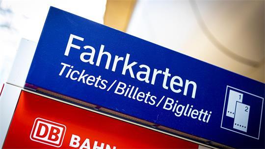 Diebe knacken Fahrkartenautomaten am Bahnhof Hammah