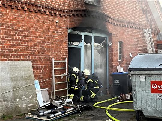 Feuer bricht in Werkstatt aus - Haus in Beckdorf unbewohnbar