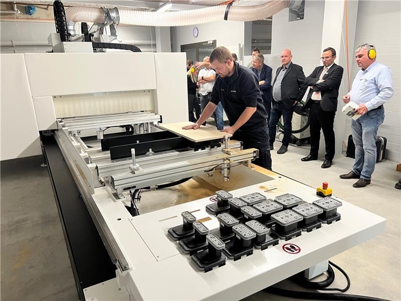 250.000 Euro-Maschine: Tischler-Lehrlinge lernen in Stade jetzt mit neuem Hightech-Gerät 250.000 Euro-Maschine: Tischler-Lehrlinge lernen in Stade jetzt mit neuem Hightech-Gerät