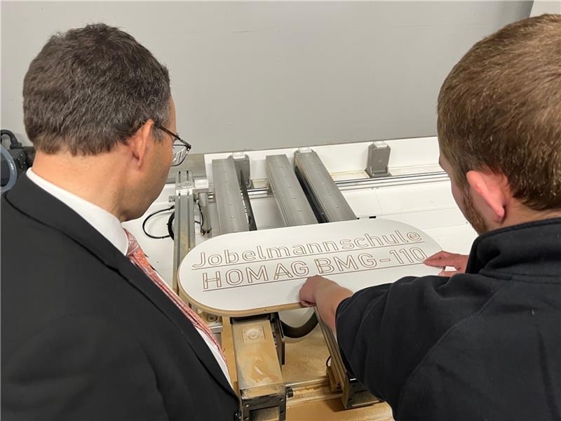 250.000 Euro-Maschine: Tischler-Lehrlinge lernen in Stade jetzt mit neuem Hightech-Gerät 250.000 Euro-Maschine: Tischler-Lehrlinge lernen in Stade jetzt mit neuem Hightech-Gerät