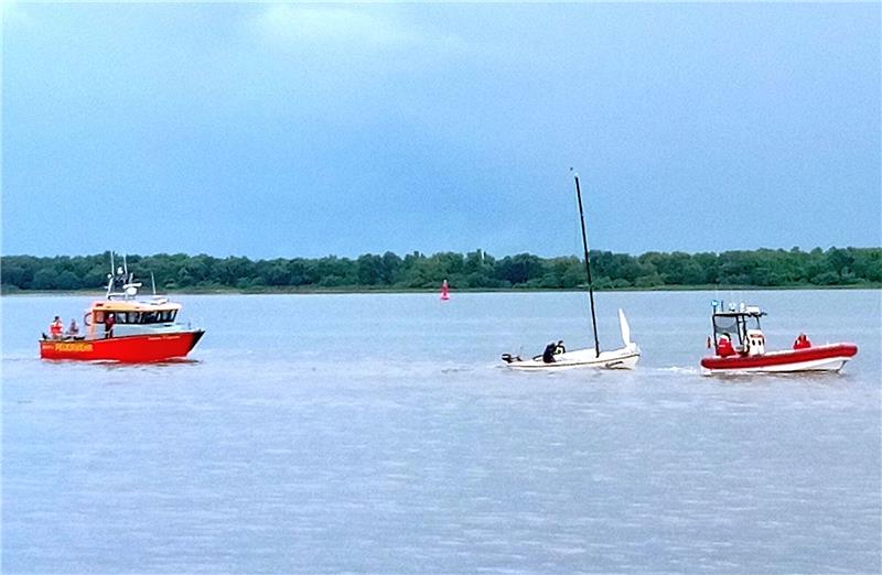 Segelboot kentert mitten im Gewitter vor Stadersand Segelboot kentert mitten im Gewitter vor Stadersand