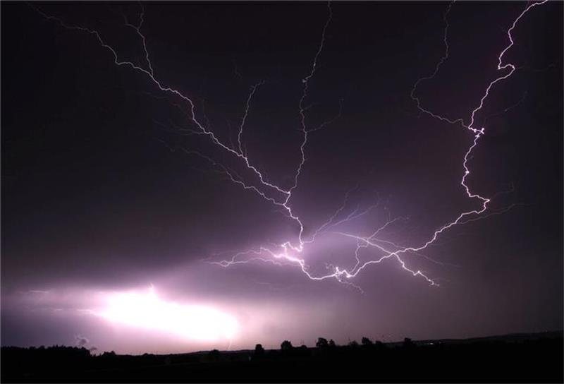 Segelboot kentert mitten im Gewitter vor Stadersand Segelboot kentert mitten im Gewitter vor Stadersand