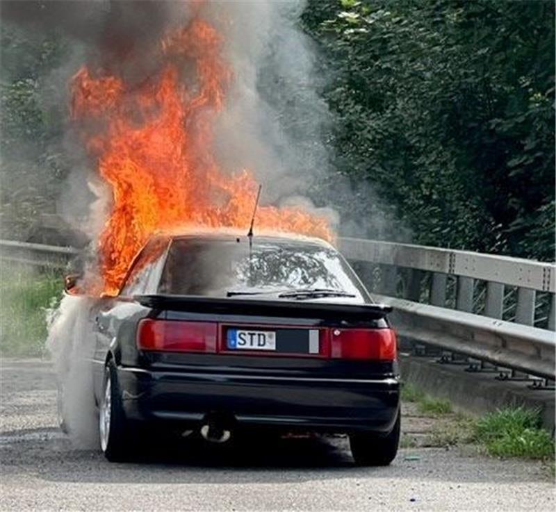 Pkw geht auf der B73 in Flammen auf - Feuerwehreinsatz in Buxtehude