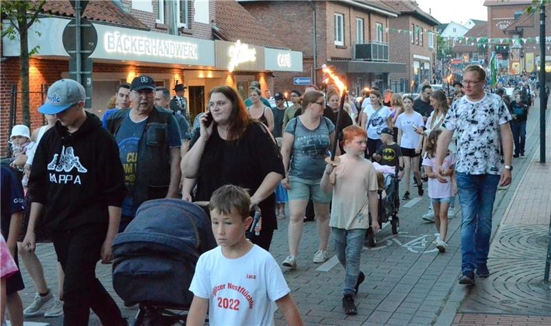 Mit Fackeln und Feuerwerk: Feierlicher Beginn des Harsefelder Schützenfests Mit Fackeln und Feuerwerk: Feierlicher Beginn des Harsefelder Schützenfests
