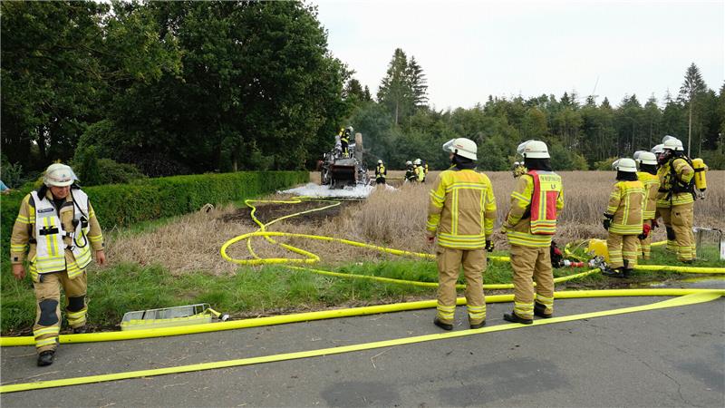 Mähdrescher steht in Düdenbüttel in Flammen